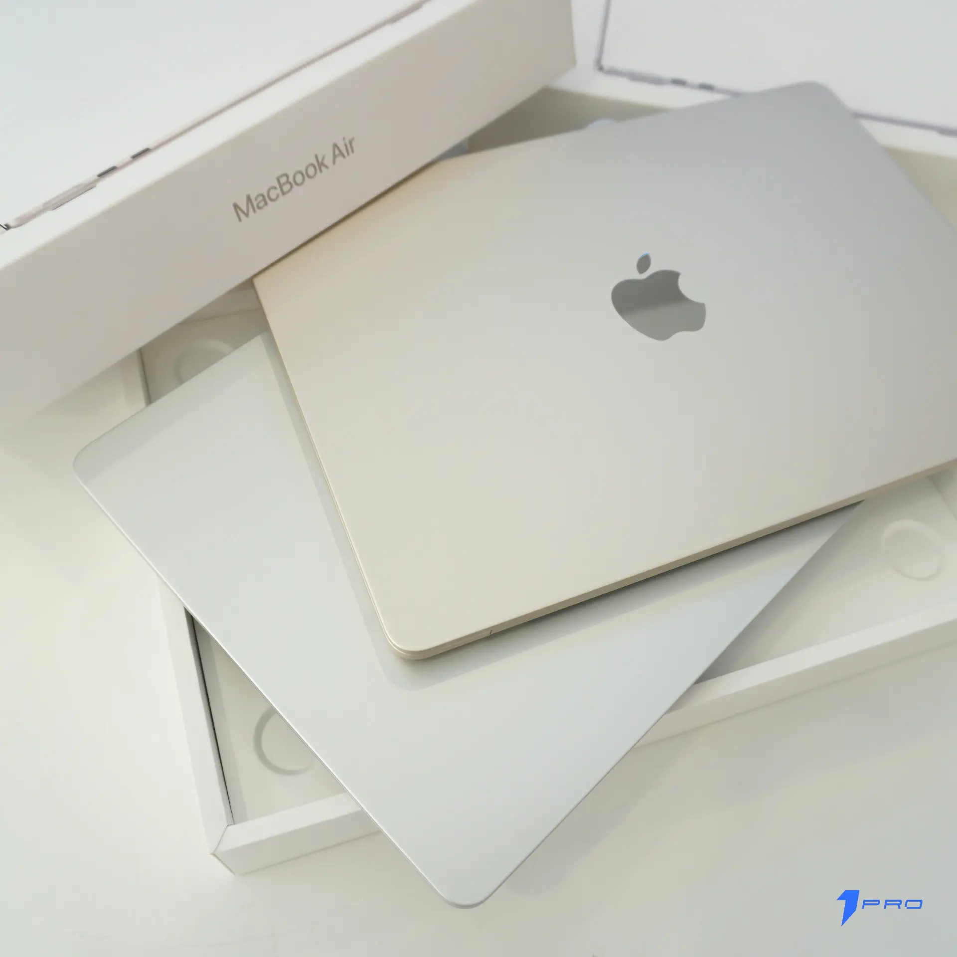 Góc làm việc với Macbook Air M3 kết nối hai màn hình ngoài