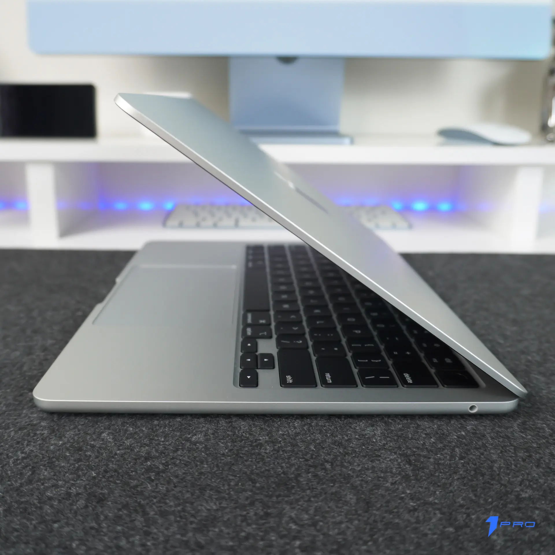 Màn hình Macbook Air M4 hiển thị hình ảnh rực rỡ sống động