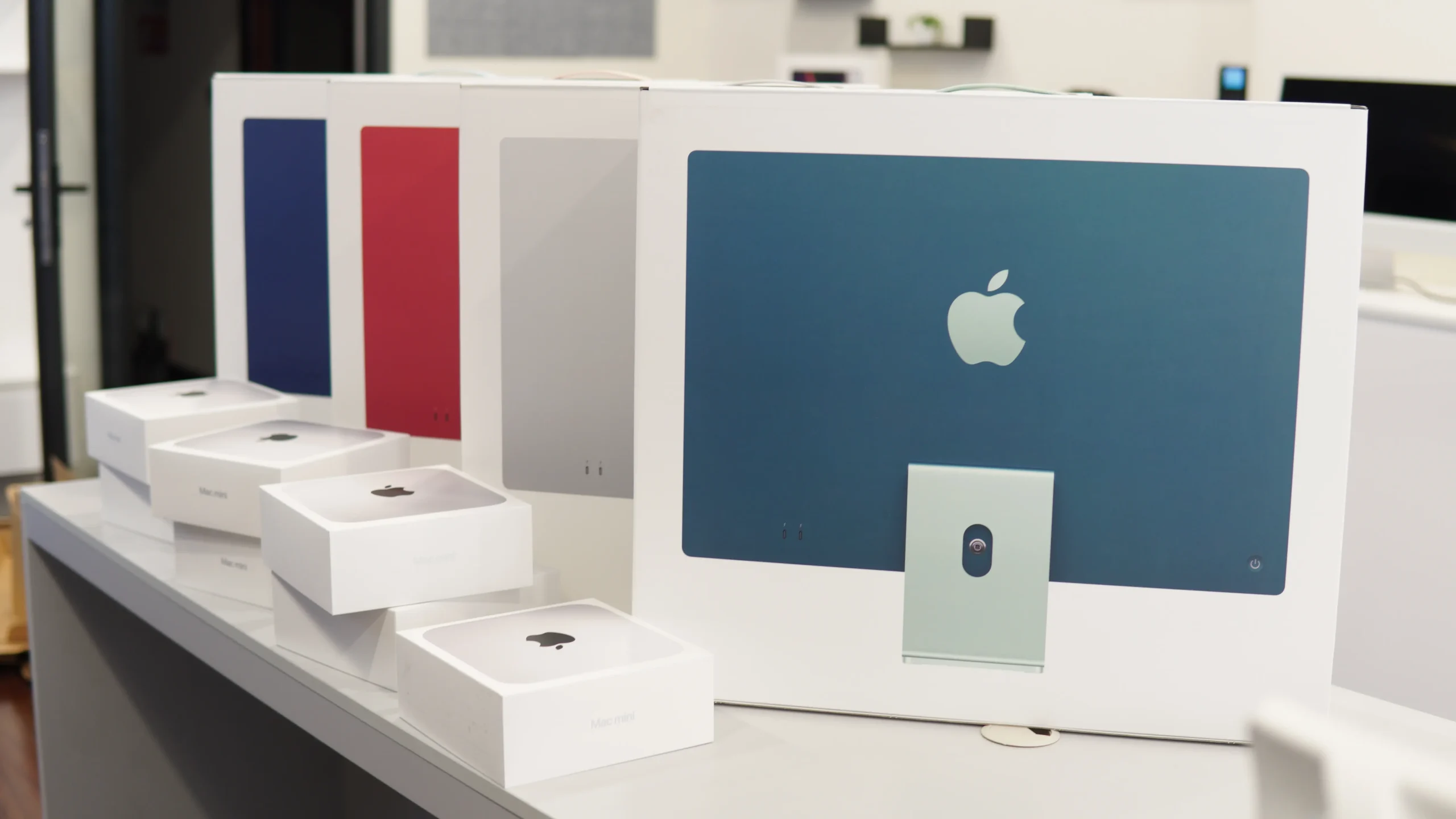 Bàn làm việc gọn gàng với iMac và phụ kiện cơ bản